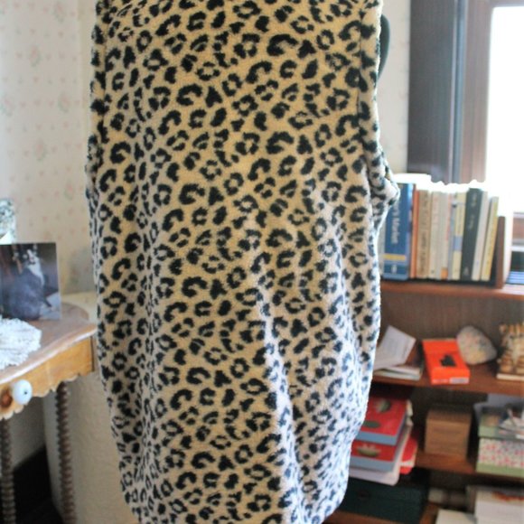 Avon / Studio 1886 Fuzzy Fleece Leopard Print Open Vest, Small - Picture 3 of 5